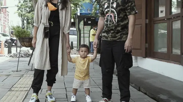 8 Gaya Kompak Baim Wong dan Paula Verhoeven Momong Anak yang Bakal Jadi Kenangan