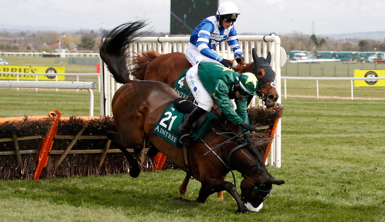 Penunggang kuda Sean Bowen saat akan terjatuh saat mengikuti pacuan kuda festival nasional Crabbie Grand Liverpool, Inggris, Kamis (7/4/2016). Sean Bowen sempat terinjak oleh kuda tunggannya tersebut. (Reuters / Andrew Boyers)