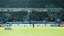 Bobotoh menampilkan koreografi 3D saat mendukung Persib Bandung di Stadion GBLA, Bandung, Jawa Barat, Minggu (8/4/2018). Persib Bandung menang 2-0. (Bola.com/Asprilla Dwi Adha)