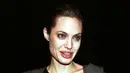 Angelina Jolie yang merupakan duta PBB untuk UNHCR pernah merasa iba dengan kondisi kehidupan para pengungsi. Dengan tulus, ia menyumbangkan US$100 ribu untuk pengungsi di Suriah. (AFP/Bintang.com)
