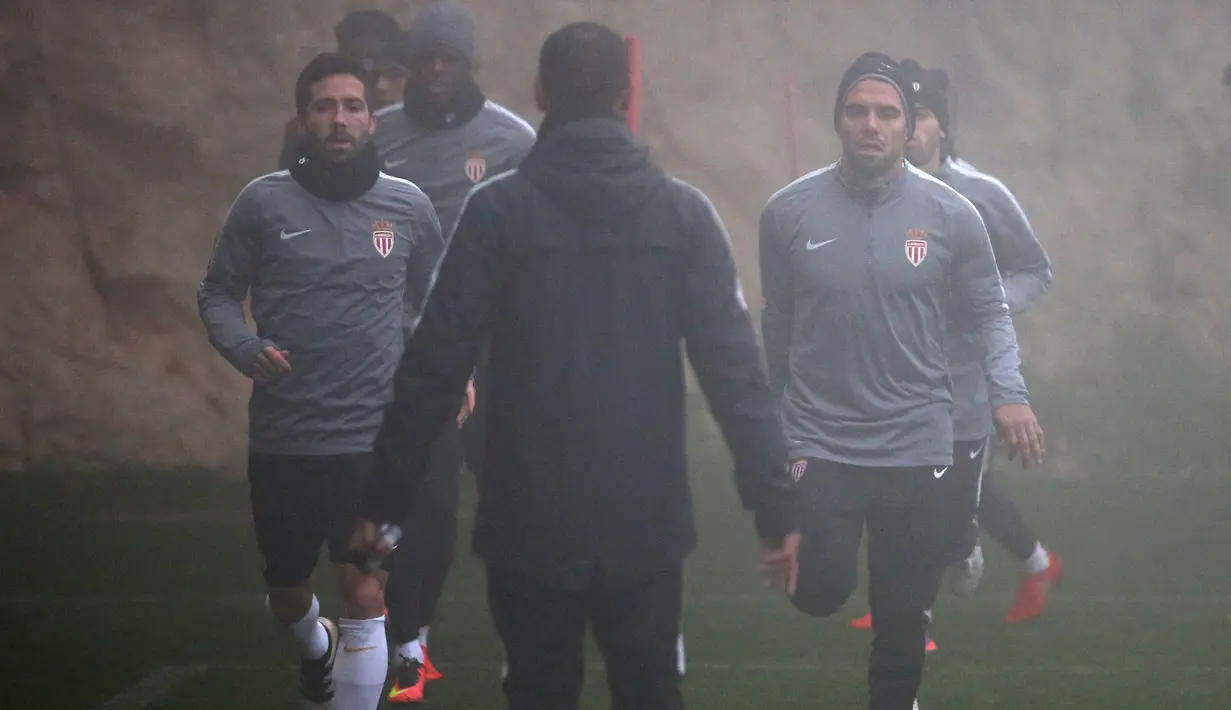 Penyerang AS Monaco, Radamel Falcao (kanan) bersama gelandang Joao Moutinho (kiri) saat berlatih ditutupi kabut tebal jelang bertanding di Liga Champions di La Turbie, Prancis  (21/11). (REUTERS/Eric Gaillard)