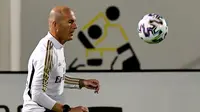 Pelatih Real Madrid, Zinedine Zidane  menjugling bola selama sesi pelatihan di King Abdullah Sport City di kota pelabuhan Arab Saudi, Jeddah (7/1/2020). Real Madrid akan bertanding melawan Valencia pada semifinal Piala Super Spanyol pada Kamis (9/1/2020) dini hari WIB. (AFP/Giuseppe Cacace)