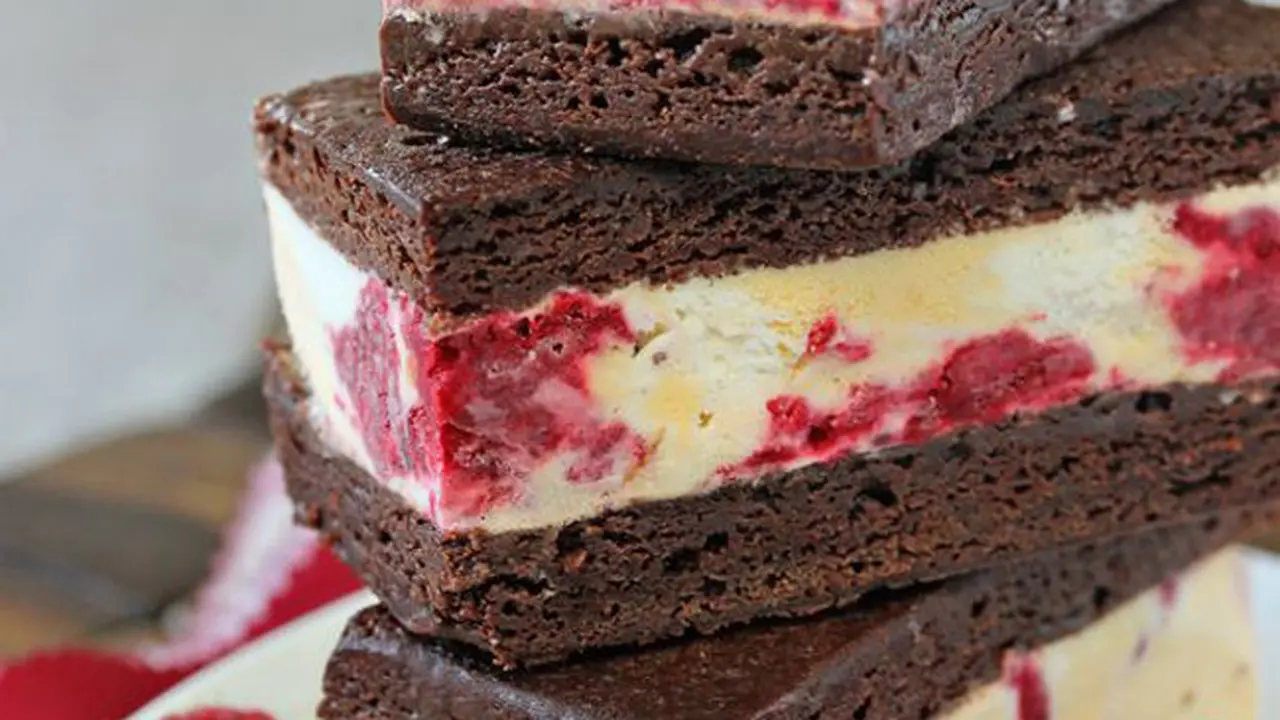 Coklat dan Raspberi dalam Sajian Dessert yang Lumer di Mulut