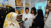 Menteri BUMN Rini M Soemarno melihat produk UMKM dari Rumah Kreatif BUMN (RKB) binaan BNI saat Launching Halal Park di Senayan Jakarta, Selasa (16/4). Presiden Joko Widodo (Jokowi) resmi membuka miniatur arena bertajuk Moslem District Destination tersebut. (Liputan6.com/Angga Yuniar)