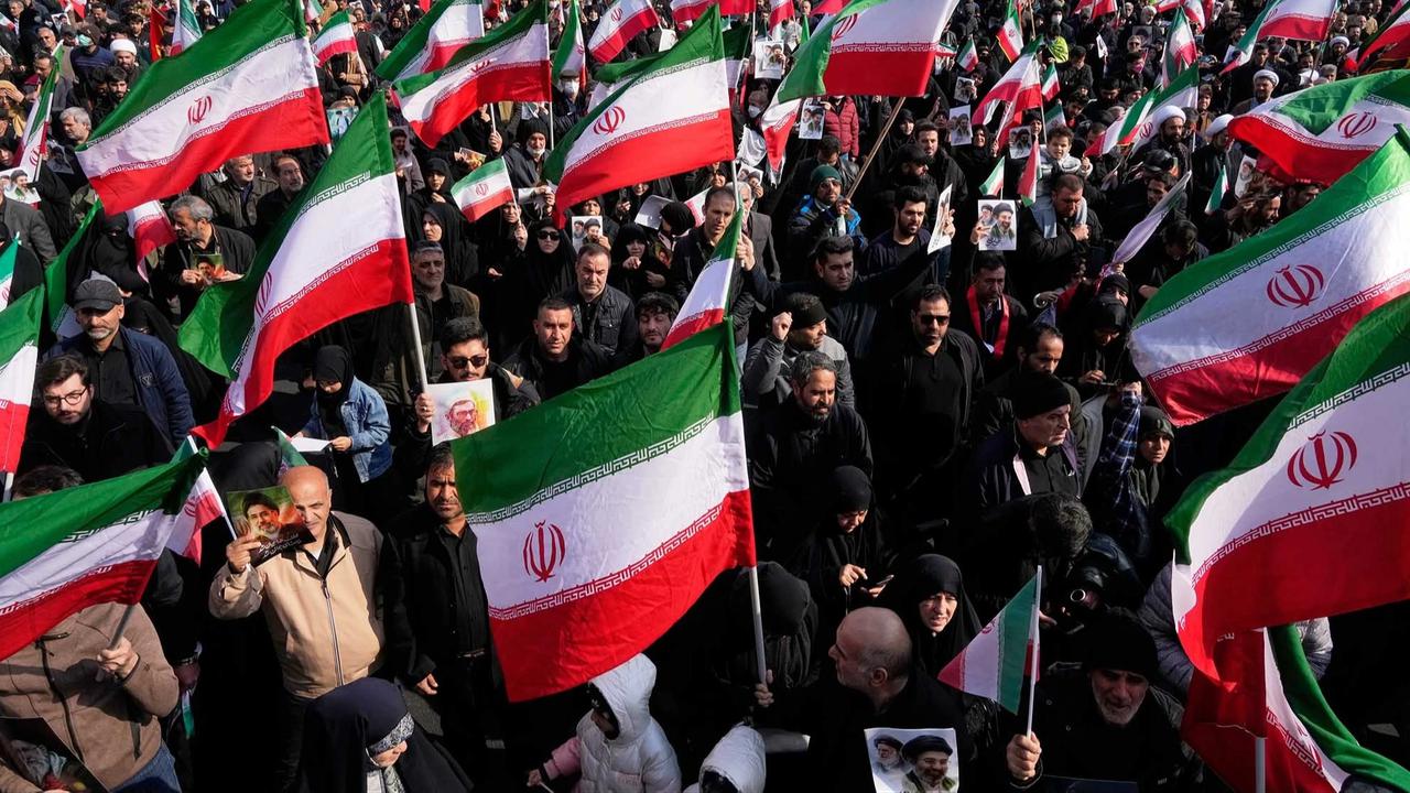 FOTO: Ribuan Warga Iran Turun ke Jalan Dukung Mojtaba Khamenei