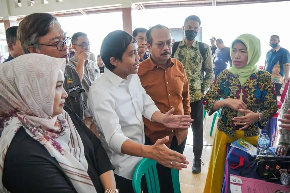 Wamen ATR/BPN, Raja Antoni tampak berbincang langsung dengan warga yang memenuhi Kantor Kecamatan Cepu, Blora. Warga sedang melakukan pendaftaran atas solusi konflik yang diinisiasi MenterI ATR/BPN Hadi Tjahjanto (Istimewa)
