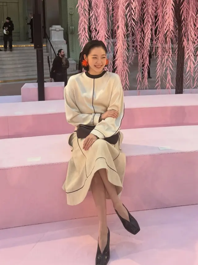 Kim Go Eun saat Hadir di Fashion Show Haute Couture Chanel Paris tampil memesona. [@ggonekim]