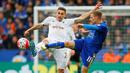 Perebutan bola antara pemain Leicester City, Marc Albrighton (kanan), dengan pemain Swansea City, Angel Rangel, dalam laga Liga Inggris di Stadion King Power, Minggu (24/4/2016) malam WIB. (Action Images via Reuters/Jason Cairnduff)