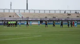 Para pemain Dewa United dan Madura United mengheningkan cipta atas meninggalnya mantan pelatih Timnas Indonesia, Benny Dollo sebelumn dimulainya laga lanjutan BRI Liga 1 2022/2023 di Indomilk Arena, Tangerang, Kamis (2/2/2023). (Bola.com/Bagaskara Lazuardi)