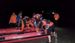 Proses evakuasi 6 nelayan yang terombang-ambing di perairan Tanawangko, Minahasa, Senin (27/3/2023).
