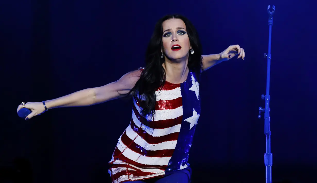 Aksi panggung Katy Perry saat tampil dalam kampanye calon presiden dari Partai Demokrat, Hillary Clinton di Philadelphia, Pennsylvania, AS (5/11). Katy Perry memang dikenal sebagai salah satu pendukung setia Hillary Clinton. (Reuters/Lucas Jackson)