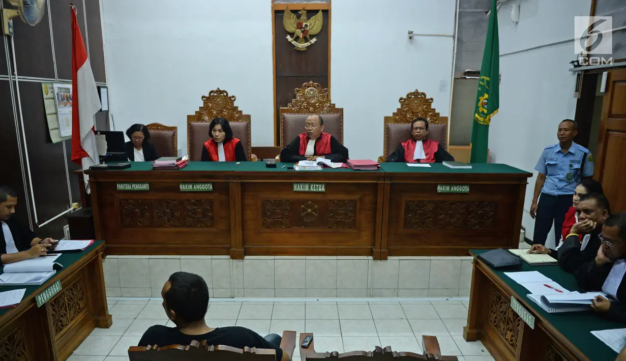 Seorang pria bersaksi saat sidang lanjutan artis Jennifer Dunn di PN Jakarta Selatan, Kamis (19/4). Sidang kedua kasus dugaan kepemilikan barang haram itu beragendakan mendengarkan keterangan saksi.  (Liputan6.com/Herman Zakharia)