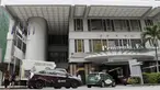 Sejumlah mobil melintas di depan Hotel Peninsula Excelsior, Singapura, Rabu (7/11). Hotel bintang empat ini menjadi tempat menginap Timnas Indonesia jelang Piala AFF 2018. (Bola.com/M. Iqbal Ichsan)