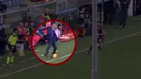 Video Paulo Sousa menahan bola yang ke luar lapangan, tetapi wasit menetapkan pelanggaran terhadap pelatih Fiorentina ini.