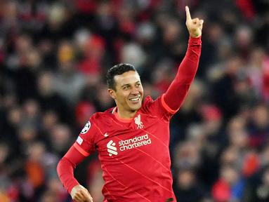 Pemain Liverpool, Thiago Alcantara, melakukan selebrasi setelah mencetak gol ke gawang FC Porto pada laga Liga Champions di Stadion Anfield (24/11/2021). Thiago Alcantara menghabiskan tujuh musim yang brilian di Bayern setelah tiba dari Barcelona pada 2013. Munchen melepasnya dengan harga 22 juta pounds ke Anfield. (AFP/ Anthony Devlin)