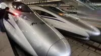 Seorang pria memandang kereta peluru yang akan melayani rute kereta cepat Shanghai dan Hangzhou di Shanghai, Selasa (26/10). (Antara)
