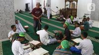 Sejumlah santri membaca Al-Quran di Pesantren Nuu Waar Al Fatih Kaffah Nusantara (AFKN) di Setu, Kabupaten Bekasi, Jawa Barat, Sabtu (1/5/2021). Kegiatan Khatam Al-Quran tersebut dilakukan rutin setiap bulan Ramadhan oleh 750 santri dan santriwati. (Liputan6.com/Herman Zakharia)