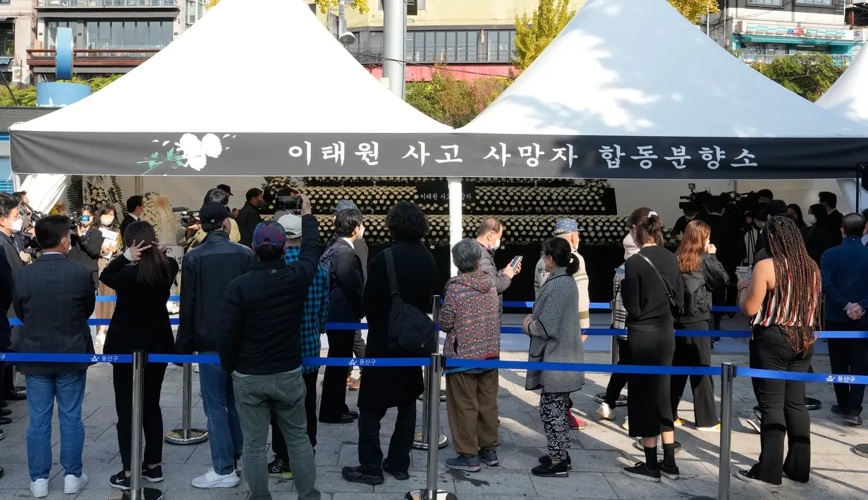 Para pelayat tiba untuk memberikan penghormatan untuk para korban tragedi Halloween Itaewon di sebuah altar peringatan bersama yang terletak dekat tempat kejadian di Seoul, Korea Selatan, Senin (31/10/2022). Tragedi Halloween Itaewon menewaskan lebih dari 150 orang dan menjadi bencana terburuk Korea Selatan dalam beberapa tahun. (AP Photo/Lee Jin-man)