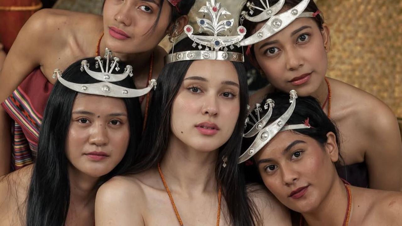 7 Potret Yasmin Napper dalam Balutan Tais Timor, Tampil Flawless dan Tuai Pujian