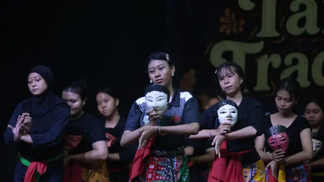 Sejumlah remaja putri mengikuti pelatihan tari tradisi di Pusat Pelatihan Seni Budaya (PPSB) Muhammad Mashabi, Jalan KH Mas Mansyur, Kebon Melati, Tanah Abang, Jakarta Pusat, Rabu (1/7/2026)
