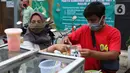 Pedagang menyiapkan minuman untuk berbuka puasa di kawasan Bendungan Hilir, Jakarta, Sabtu (25/4/2020). Meski ditengah pandemi virus Covid-19, masyarakat masih antusias berburu penganan berbuka puasa dengan tetap menerapkan pola jaga jarak dan memakai masker. (Liputan6.com/Helmi Fithriansyah)