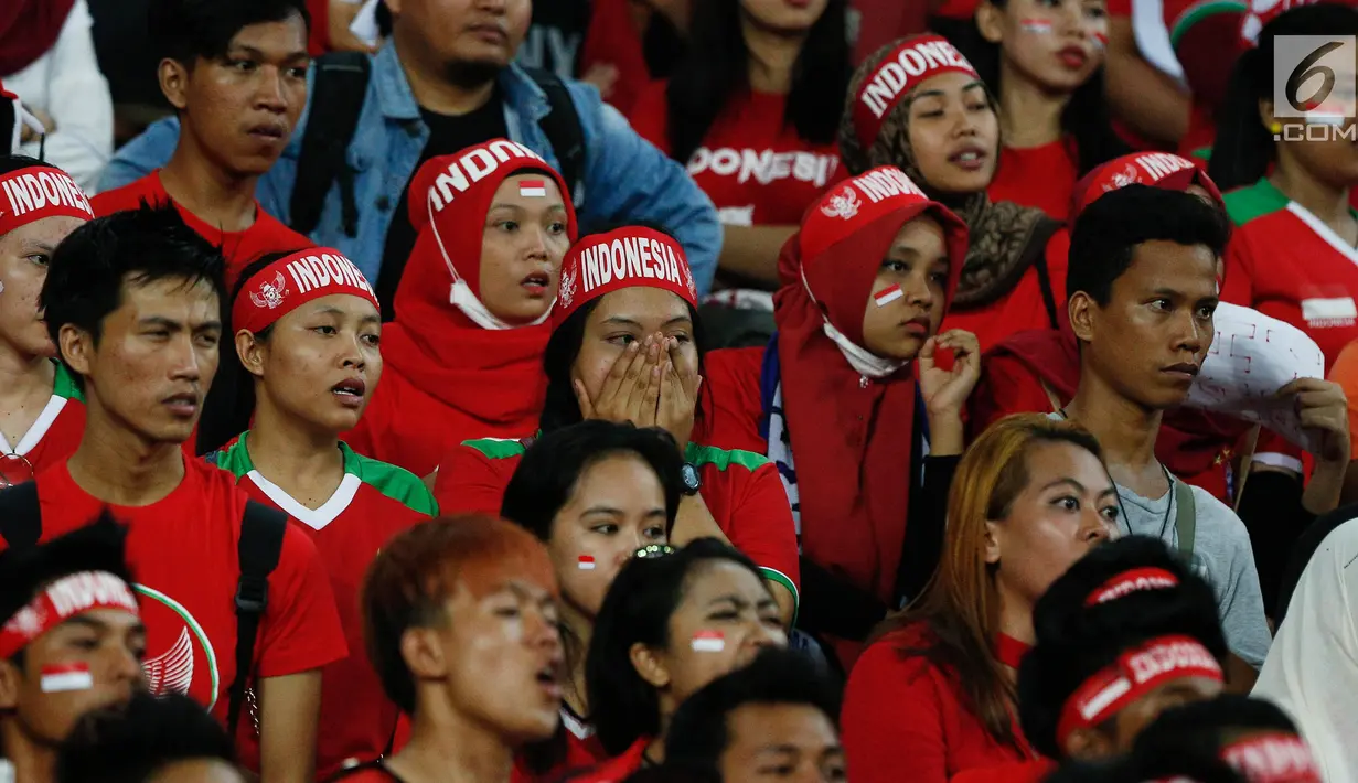 Sejumlah suporter Indonesia tampak terdiam usai Timnas U-22 Indonesia dikalahkan Malaysia dalam laga semifinal Sea Games 2017 di Stadion Shah Alam, Sabtu (26/8). Indonesia kalah dengan Malaysia dengan skor 1-0. (Liputan6.com/Faizal Fanani)
