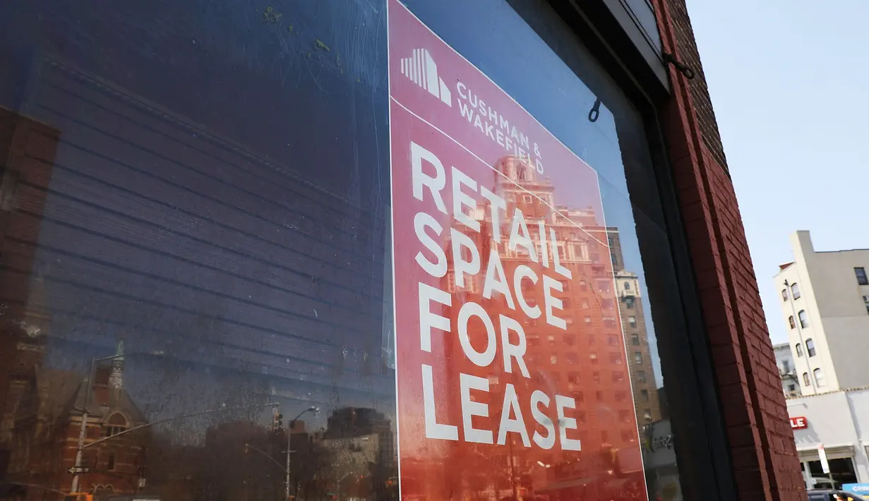 Sebuah toko yang tutup di West Village, New York (12/4). Menurut Badan Real Estate New York (REBNY), jumlah toko tutup di New York terus meningkat. (Spencer Platt / Getty Images / AFP)