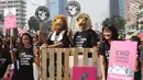 Sejumlah masyarakat melakukan aksi dengan mengenakan kostum binatang saat Car Free Day di Jakarta, Minggu (3/9). Dalam aksi tersebut mereka menyuarakan penolakan uji coba bahan kosmetik pada hewan. (Liputan6.com/Angga Yuniar)