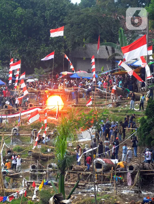 Sementara panitia Pesta Rakyat Festival Kuluwung Bedug Desa Sukamakmur Doni mengatakan, Desa Sukamakmur rencananya akan menurunkan 55 kuluwung dengan ukuran terbesar berdiameter 2,5 meter dan panjang 11 meter. (merdeka.com/Arie Basuki)