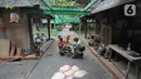 Pengunjung memperhatikan seniman menyelesaikan karya patung di Pasar Seni Ancol, Jakarta, Rabu (24/11/2021). Paska pandemi yang berlangsung dua tahun, sejumlah seniman di Pasar Seni Ancol mulai beraktifitas menjadikan karya-karyanya sebagai sumber daya hidup mereka. (merdeka.com/Arie Basuki)
