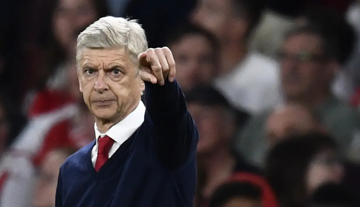 Pelatih Arsenal, Arsene Wenger mengarahkan posisi anak asuhnya saat melawan Chelsea pada lanjutan Premier League di Emirates Stadium, Minggu (25/9/2016) dini hari WIB. (Reuters/Dylan Martinez)