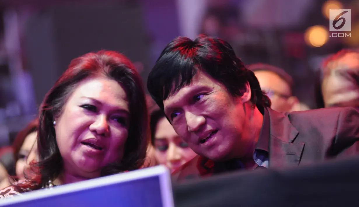 Penyanyi Ikang Fawzy (kanan) saat menghadiri Konser Raya 23 Tahun Indosiar di Jakarta Convention Centre, Kamis (11/1). Konser Raya 23 Tahun Indosiar di meriahkan sederet artis dan penyanyi. (Liputan6.com/Helmi Fithriansyah)