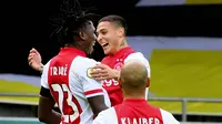 Para pemain Ajax Amsterdam merayakan gol yang dicetak oleh Lassina Traore ke gawang VVV-Venlo pada laga Eredivisie di Stadion De Koel, Minggu (25/10/2020). Ajax Amsterdam menang dengan skor 13-0. (AFP/Olaf Kraak)