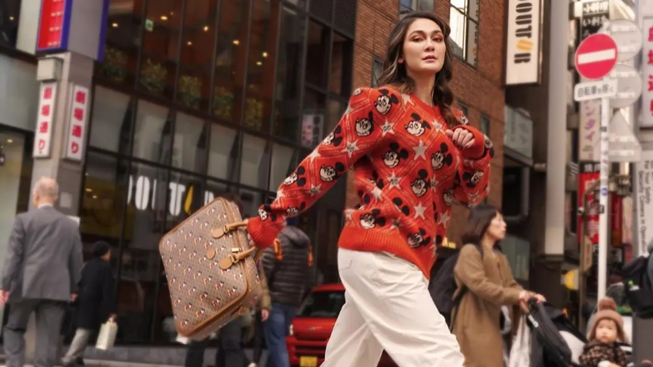 Inspirasi Gaya Tahun Baru Imlek Luna Maya dengan Gucci x Mickey Mouse
