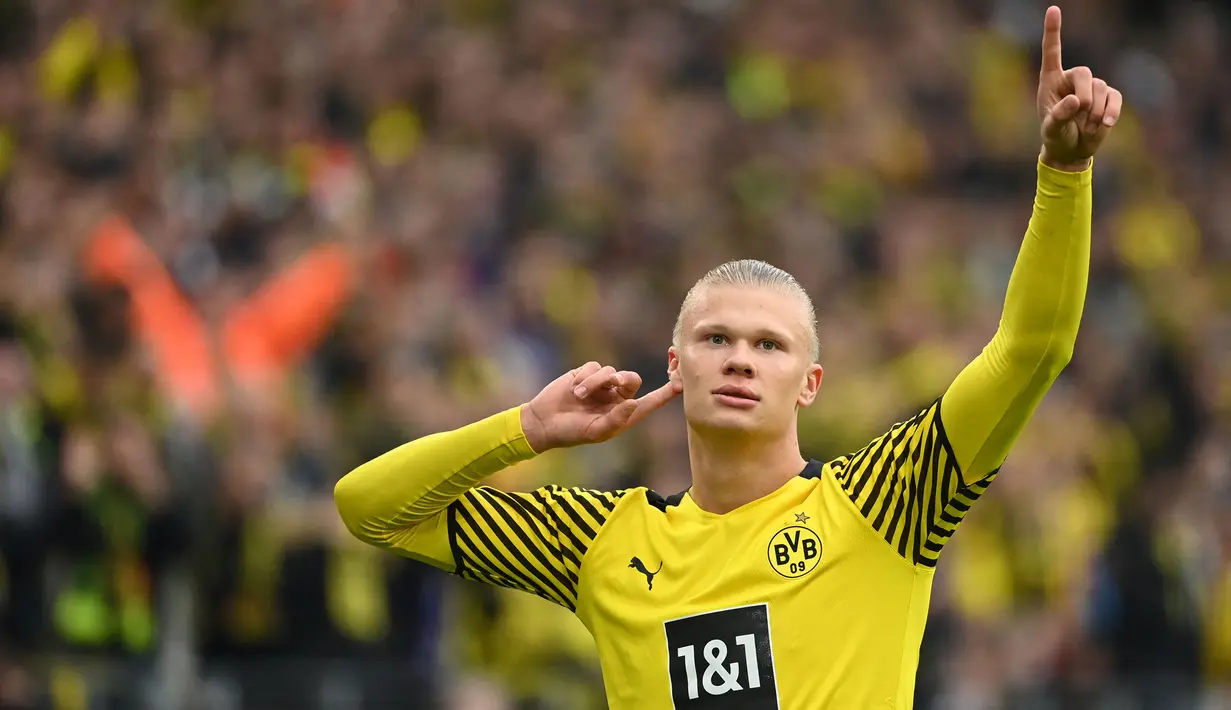 Erling Haaland benar-benar menjadi mesin gol yang dimiliki oleh Borussia Dortmund. Ia tercatat mampu mencetak 41 gol dan 12 assist dari 41 laga bersama Die Borussen. Tak heran jika pemuda 21 tahun ini diprediksi akan menjadi pemain favorit peraih Ballon d'Or di masa depan. (AFP/Ina Fassbender)