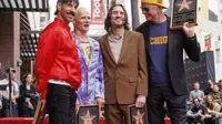 Para personel Red Hot Chili Peppers berpose saat menghadiri upacara penerimaan bintang di Hollywood Walk of Fame di Los Angeles, California, Kamis (31/3/2022). (Willy Sanjuan/Invision/AP)