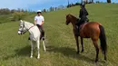 Gaya liburan Pangeran Mateen dan Anisha Rosnah ini menjadi bukti bahwa chemistry mereka tak hanya kuat dalam hubungan, tetapi juga dalam urusan fashion. [@tmski/@anisha_mateen].