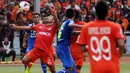 Pemain tengah Persija Jakarta, Ponaryo Astaman (9), mencoba mengontrol bola saat berlaga kontra Persib Bandung di Stadion GBK, (10/8/2014). (Liputan6.com/Helmi Fithriansyah)