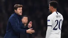 Pelatih Tottenham Hotspur, Mauricio Pochettino (Kiri) menginstruksikan gelandang Dele Alli selama pertandingan Grup B Liga Champions melawan Red Star Belgrade di Stadion Tottenham Hotspur di London utara, pada 22 Oktober 2019. PSG resmi memakai jasa pelatih Mauricio Pochettino. (AFP/Ben Stansall)