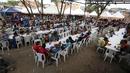 Pengungsi Venezuela makan siang di tempat penampungan Divina Providencia, La Parada, Cucuta, Kolombia, Senin (18/2). Tempat penampungan ini menyiapkan makanan kecuali hari Minggu. (AP Photo/Fernando Vergara)