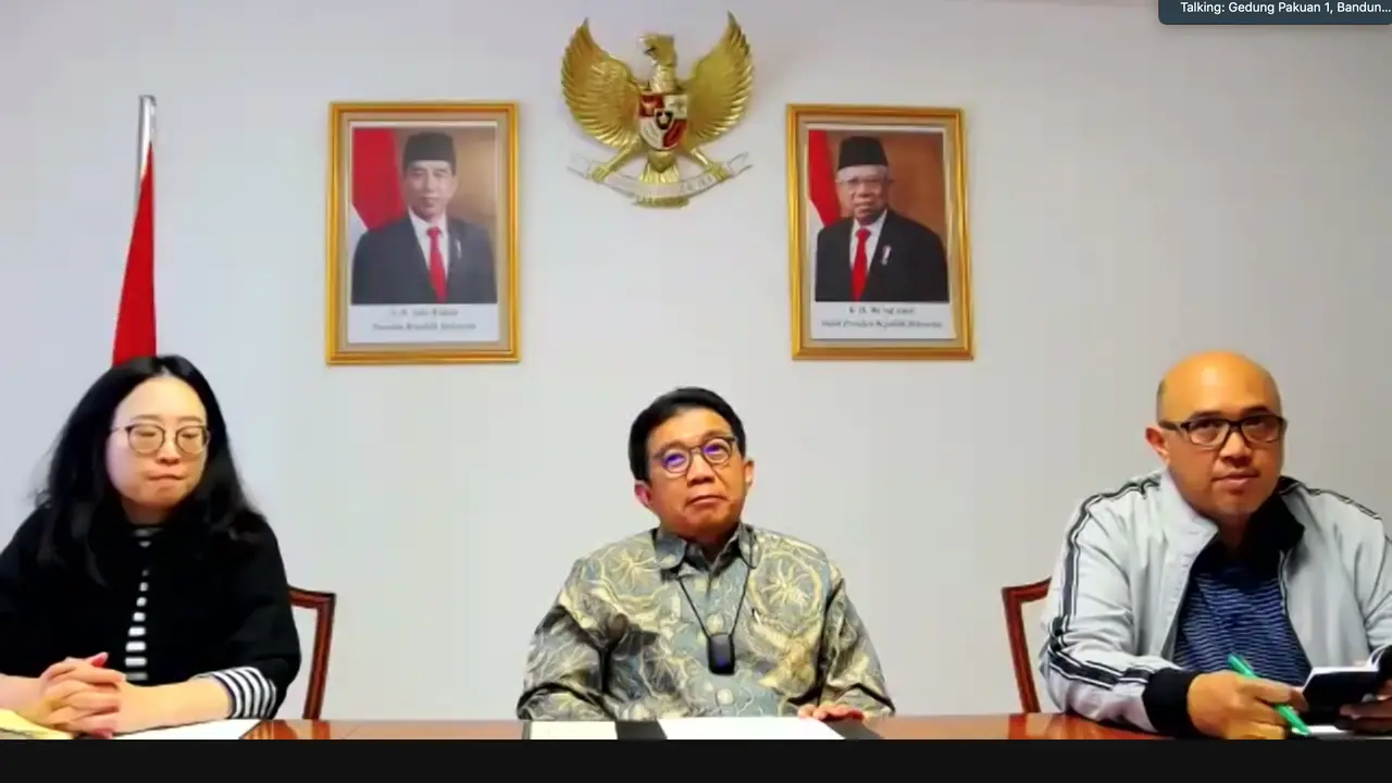 Konferensi pers oleh KBRI Bern, Swiss dalam upaya pencarian Eril, putra sulung Ridwan Kamil oleh Duta Besar RI di Swiss, Muliaman Hadad (tengah).