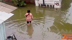 Citizen6, Demak: Banjir setinggi lutut orang dewasa menggenangi Perumahan Pondok Raden Patah, RW 03, Demak, Minggu (24/4). Perumahan tersebut berada di perbatasan Semarang-Demak. (Pengirim: Shari)