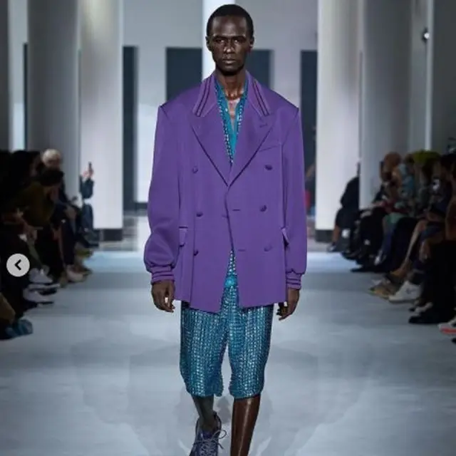 Gandeng DC Comics, Lanvin Tampilkan Baju Batman di Paris Fashion Week