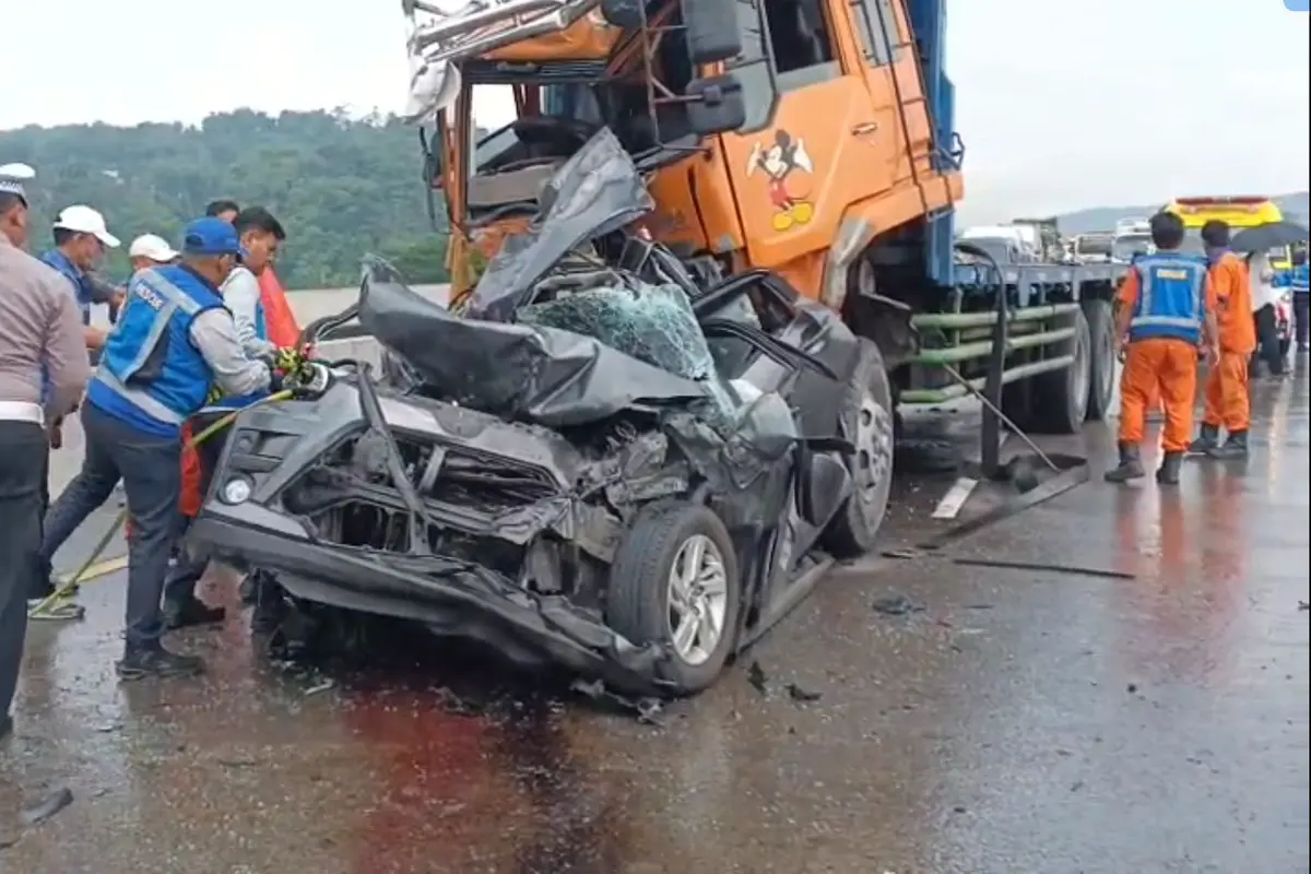 Kecelakaan beruntun terjadi di Tol Cipularang KM 111 B arah Jakarta, Selasa (2/12/2025) (Istimewa)