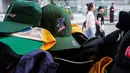 Sebagian besar pakaian modern terbuat dari bahan sintetis seperti nilon dan poliester, yang pada dasarnya adalah plastik yang tidak dapat terurai di tempat pembuangan akhir. (ANTHONY WALLACE/AFP)