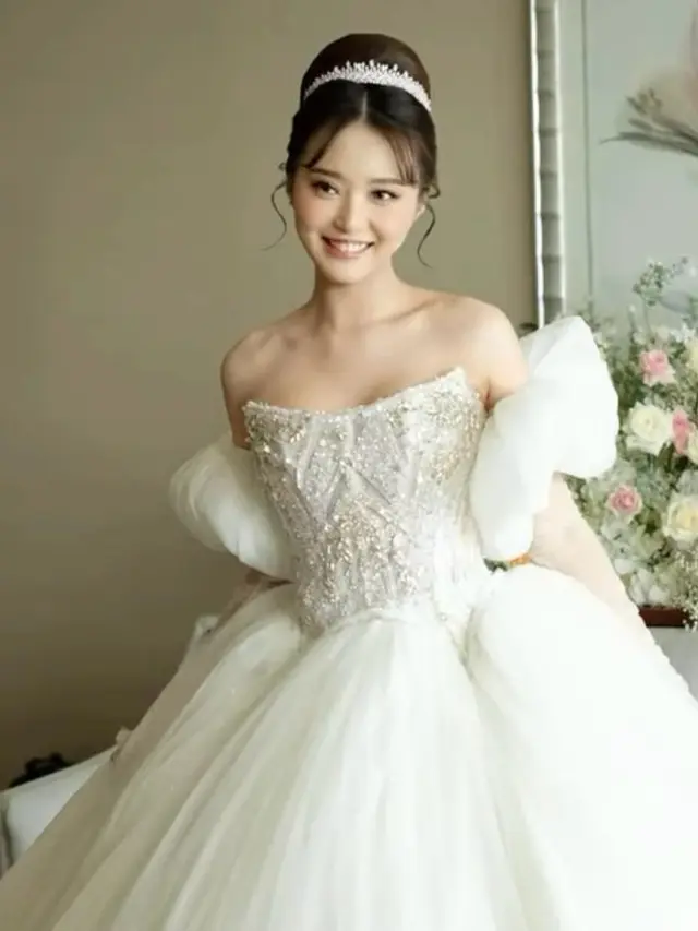 6 Potret Gaun Pengantin Mewah Nita Vior Saat Pemberkatan-Resepsi Pernikahan, Usung Konsep Internasional Serba Putih