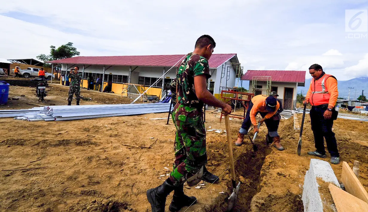 Prajurit TNI dan Relawan United Tractors membangun sekolah dasar pasca gempa dan tsunami Palu dan Donggala di Petobo dan Balaroa, Sulawesi Tengah, (16/11). Pasca gempa 4 sekolah telah dibangun sejak bulan Oktober. (Liputan6.com/HO/Eko)