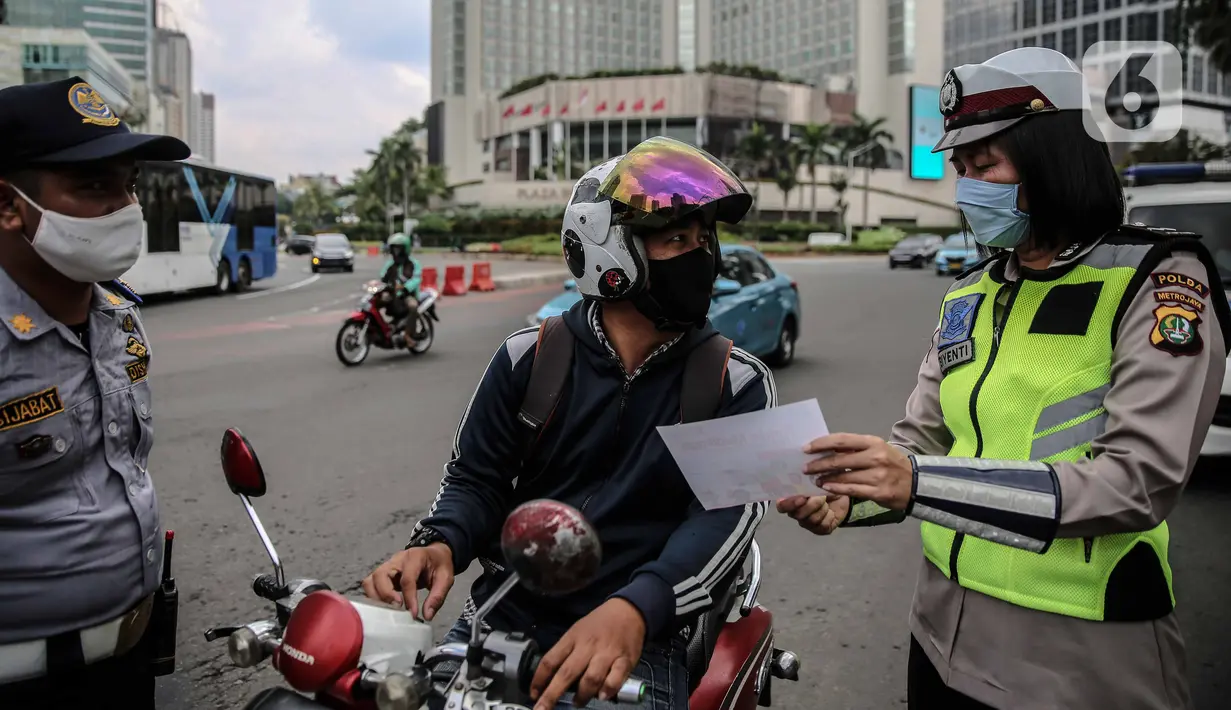 Polisi melakukan sosialisasi larangan mudik kepada pengguna jalan di kawasan Bundaran HI, Jakarta, Rabu (6/5/2020). Sosialisasi tersebut dilakukan demi memutus mata rantai penyebaran virus corona COVID-19 dari satu wilayah ke wilayah lain. (Liputan6.com/Faizal Fanani)