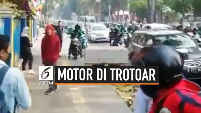 Pengendara sepeda motor marah saat ditegur pejalan kaki, ketika melintas di atas trotoar.