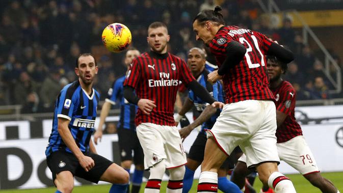Striker AC Milan, Zlatan Ibrahimovic, mencetak gol ke gawang Inter Milan pada laga Serie A di Stadion San Siro, Minggu (9/2/2020). Inter Milan menang 4-2 atas AC Milan. (AP/Antonio Calanni)